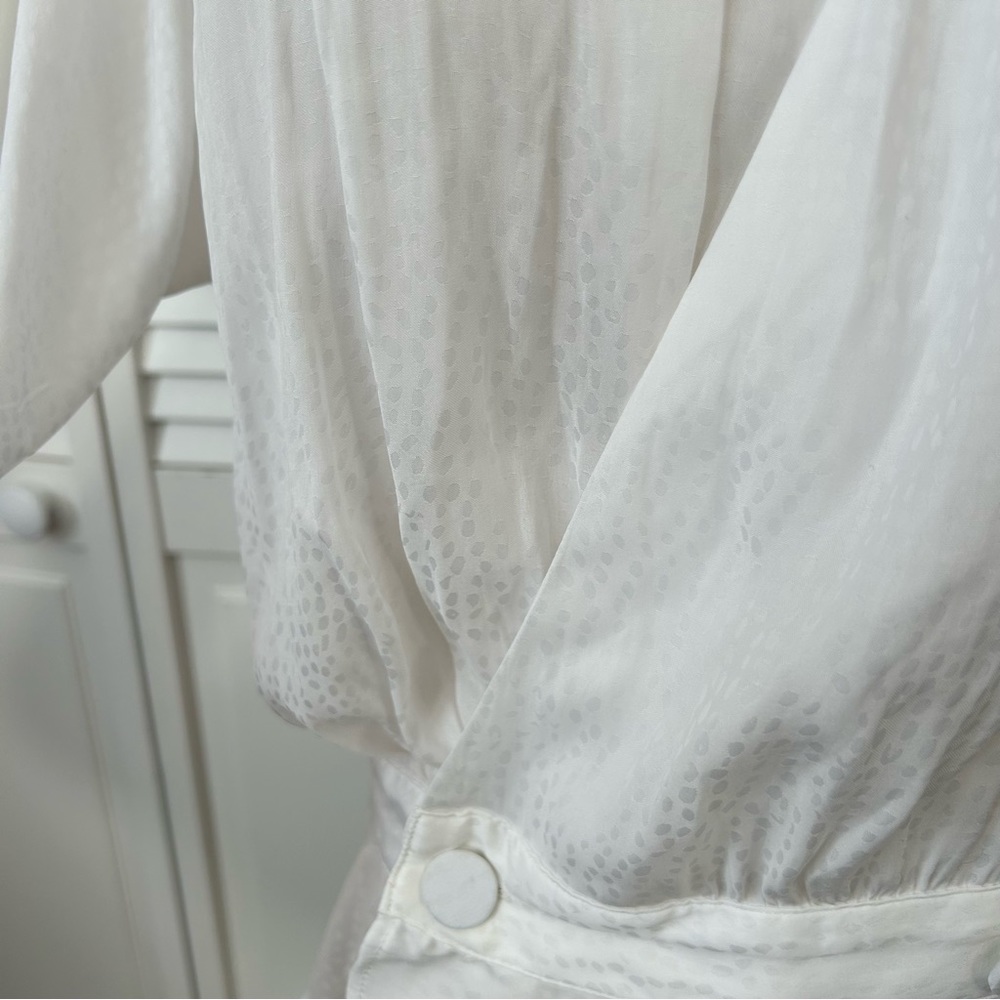 SOLD💗 Express White Satin Long Sleeve Faux Wrap Top Deep V-neck Ruffle Blouse - Picture 5 of 12